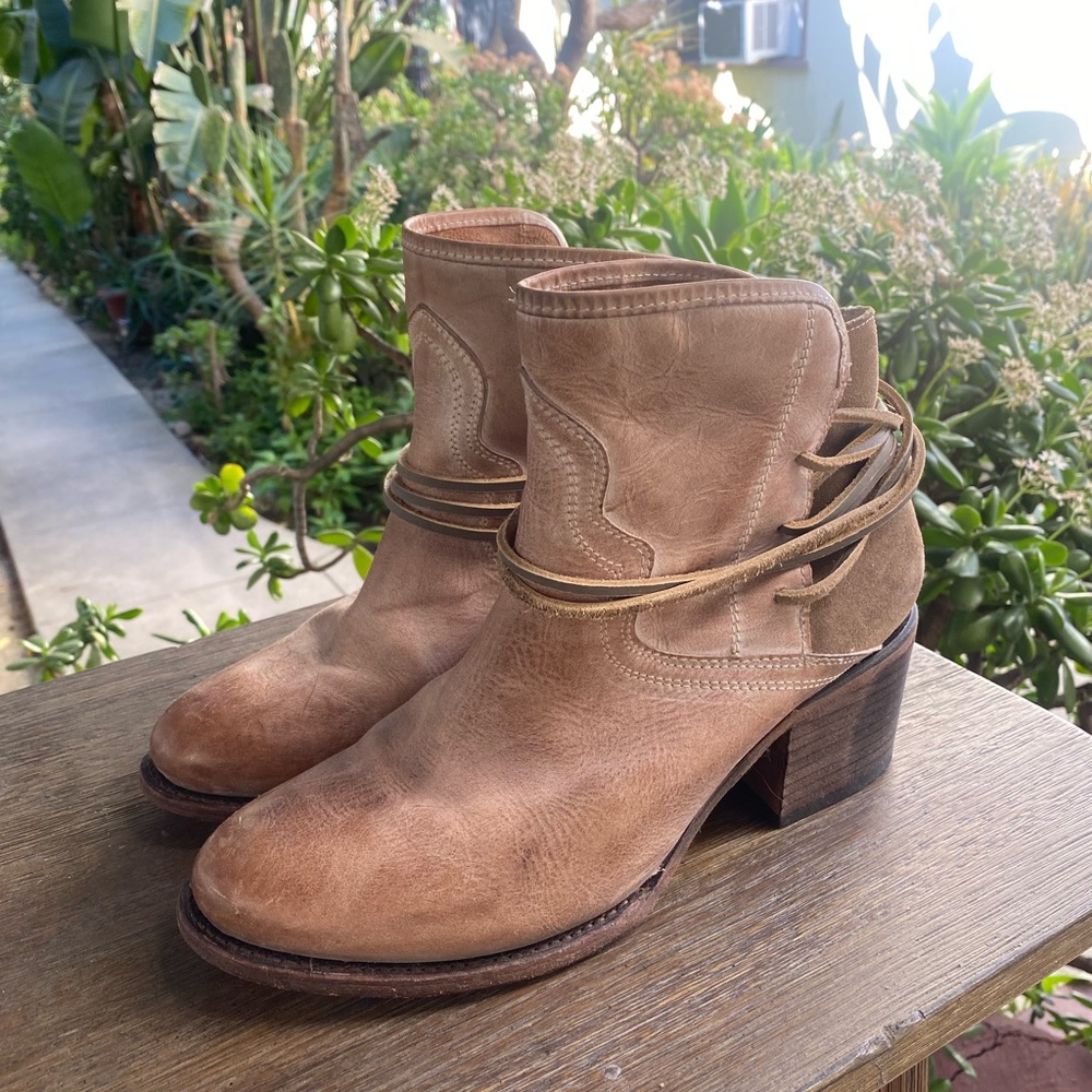 Freebird by Steve Madden Casey tan ankle boots size 11